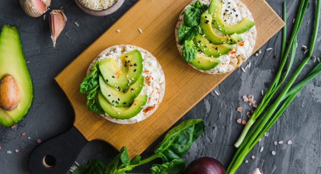 Crunchy Avocado Rice Cakes in 5 Min – A Healthy SNACK for Weight Loss & Energy Boost 1 Avocado Rice Cakes